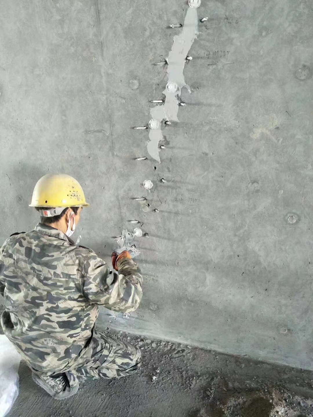 淮阴混凝土楼板裂缝加固施工的方案